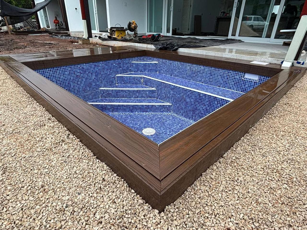 Piscina con acabado de vitrocerámica azul, escalones y deck de madera